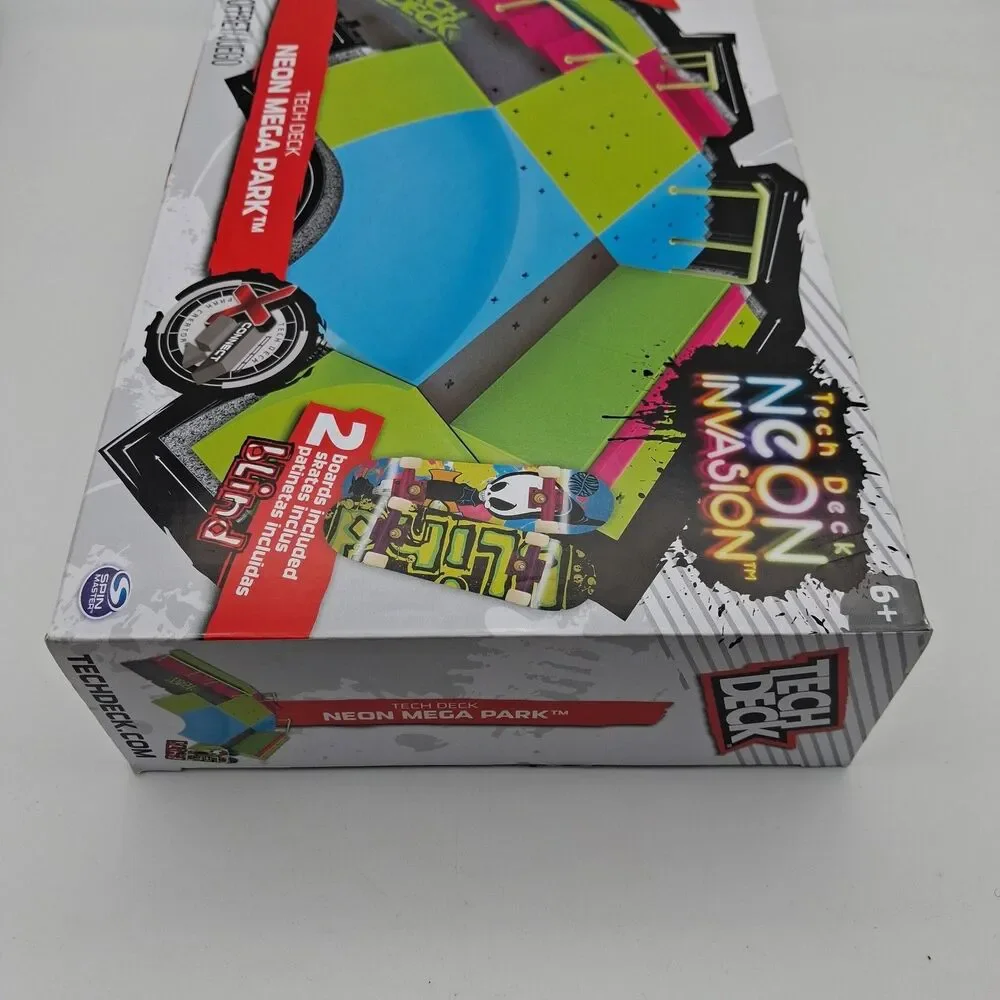 New TECH DECK Neon Mega Park Glow in Dark Set 2 Fingerboards 4 Bonus Trick Cards